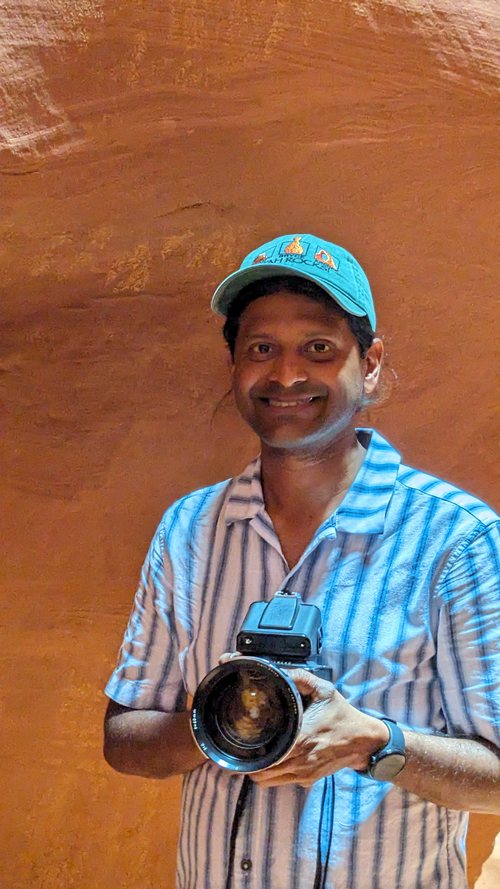 Fotograf mit einer Mittelformatkamera in einem Sandsteincanyon